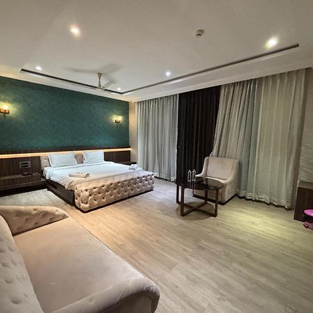 Hotel Elegant Inn Сурат Экстерьер фото