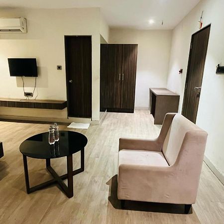 Hotel Elegant Inn Сурат Экстерьер фото