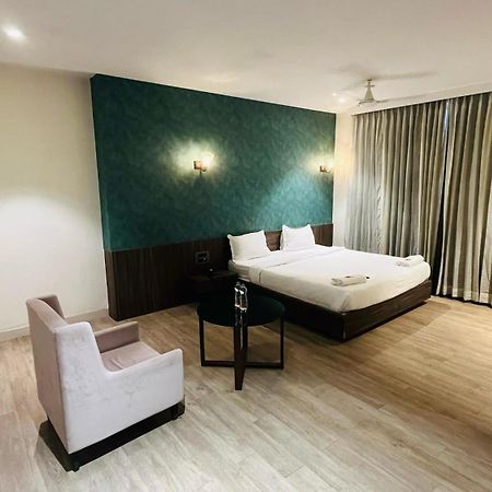 Hotel Elegant Inn Сурат Экстерьер фото