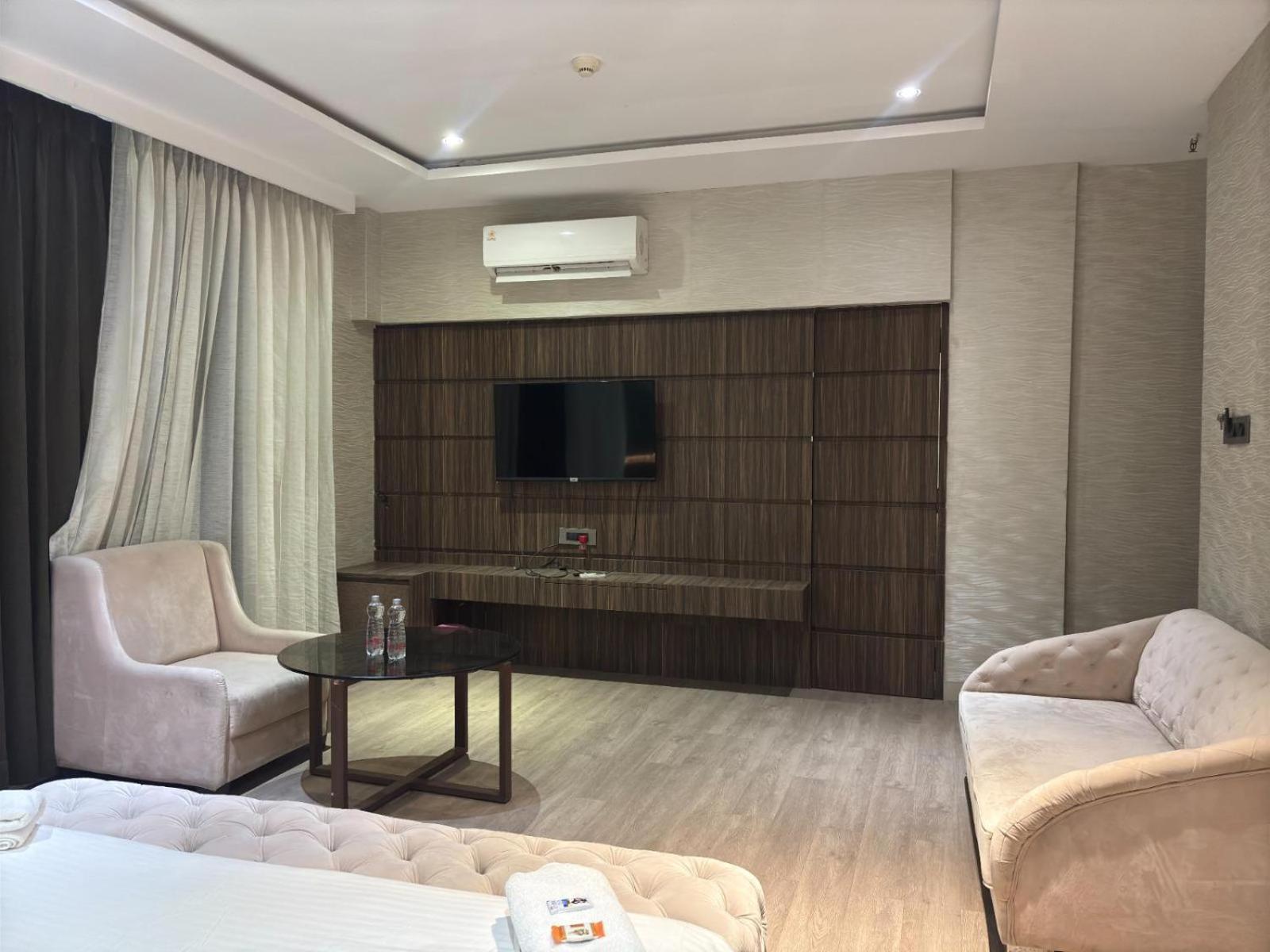 Hotel Elegant Inn Сурат Экстерьер фото