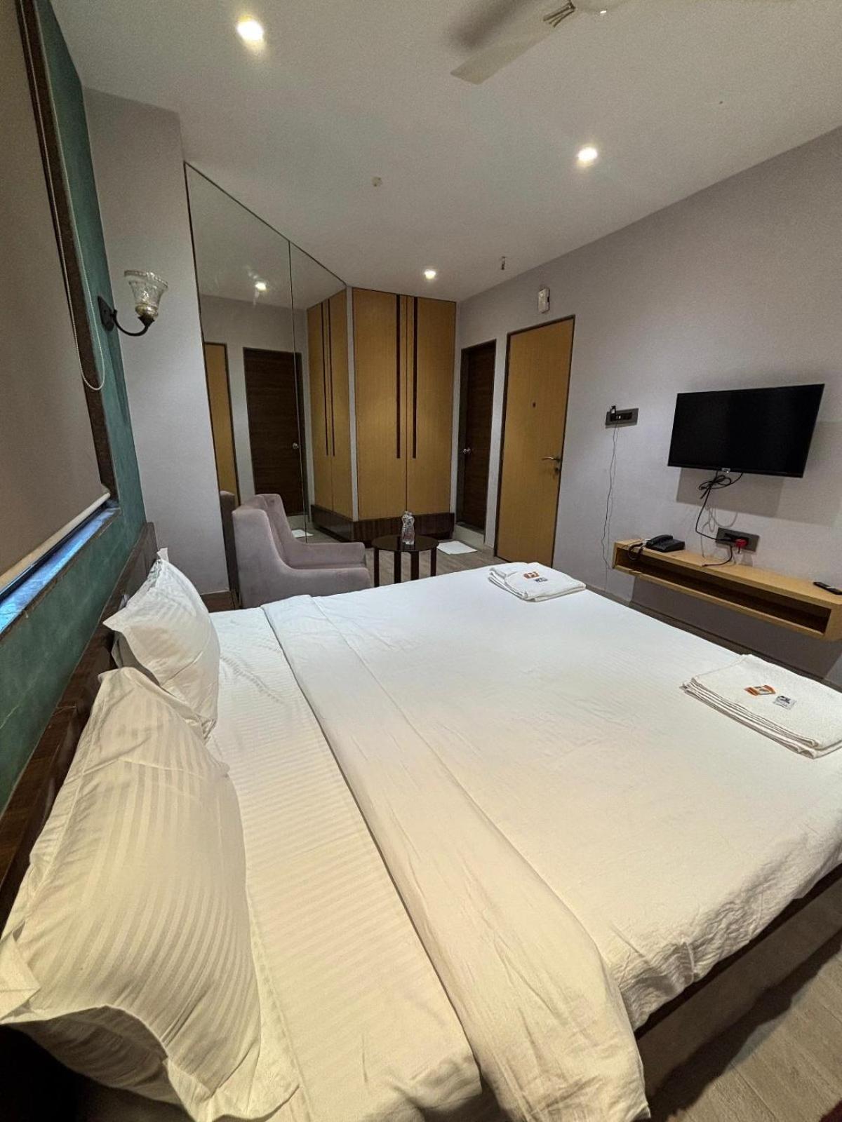 Hotel Elegant Inn Сурат Экстерьер фото