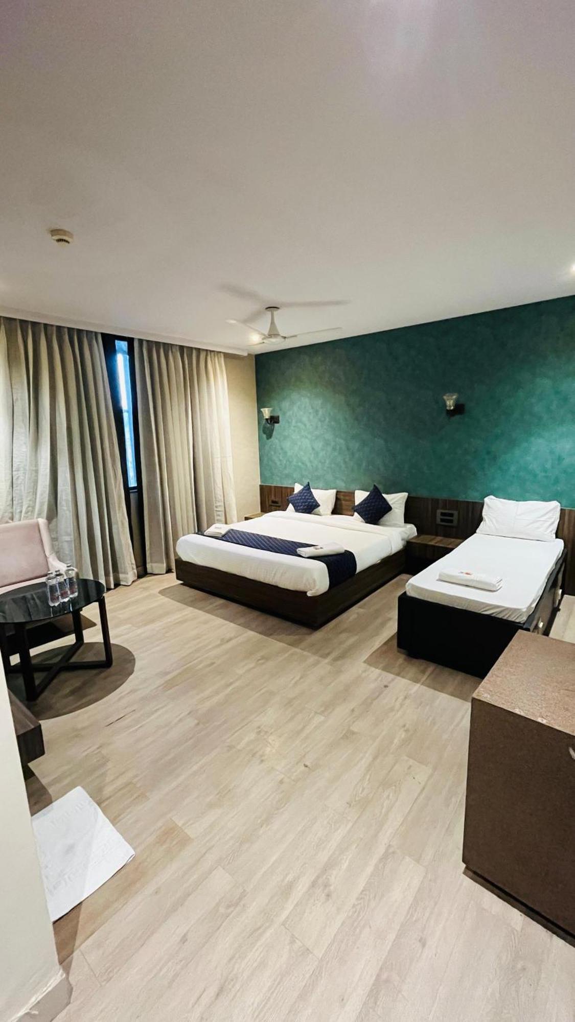 Hotel Elegant Inn Сурат Экстерьер фото