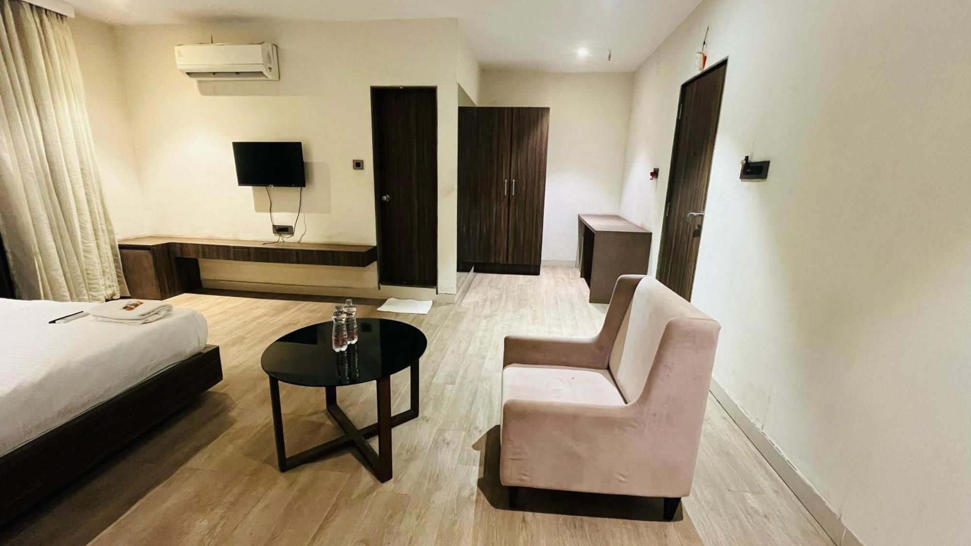 Hotel Elegant Inn Сурат Экстерьер фото
